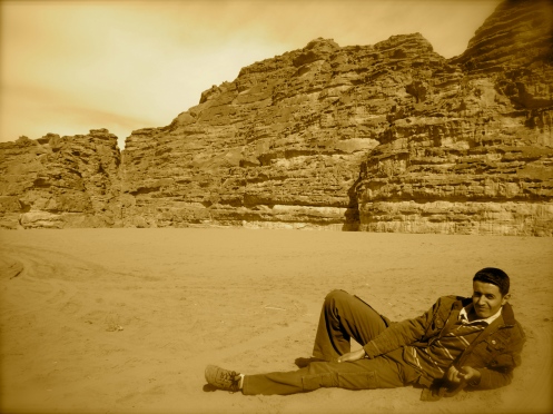 无意间看到当地人悠闲的躺在沙漠！好羡慕这种悠闲又自在的生活！